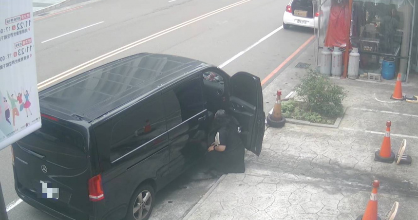 女駕駛「長裙掩護」路邊炸屎留一坨。（圖／翻攝自臉書社團／我是頭份人）