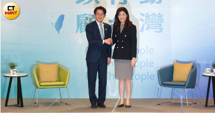 國民黨主席鄭麗文（右）與民眾黨主席黃國昌同框對談。（圖／周志龍攝）