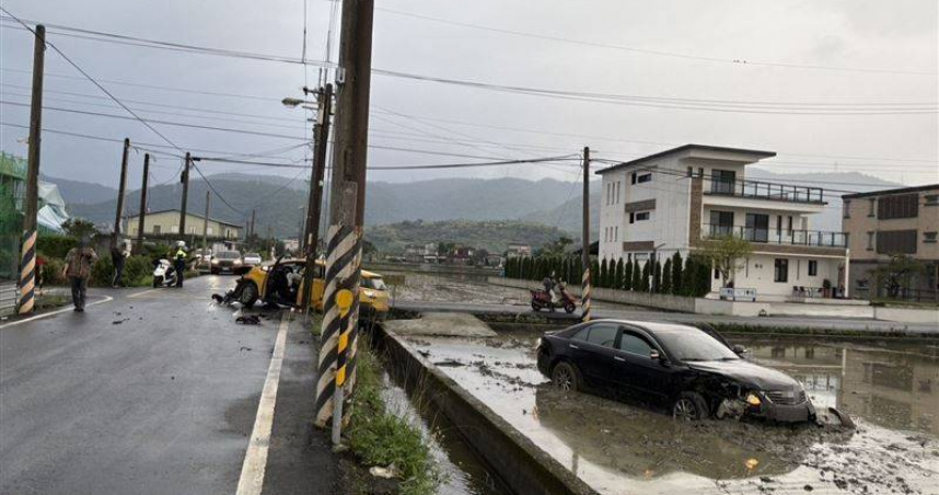 計程車「卡水溝」小客車「飛進水田」路口亂流秒釀4傷。（圖 ／翻攝畫面）