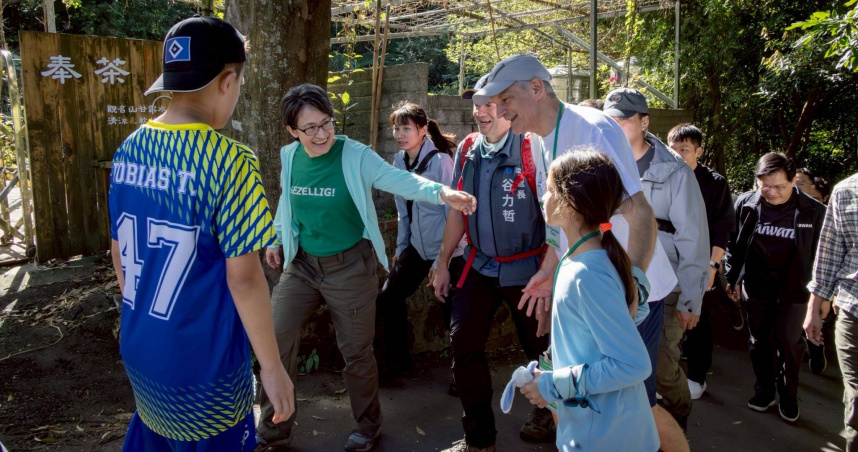 副總統蕭美琴表示，透過健行與淨山活動可提升環境與氣候變遷意識，永續理念也是台歐合作的重要基礎。（圖／蕭美琴臉書）