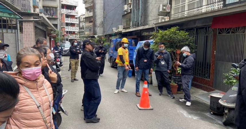 台北市警察局信義分局偕同台北市動保處前往富陽街一處出租民宅了解疑似不當對待浪貓的狀況。（圖／讀者提供）