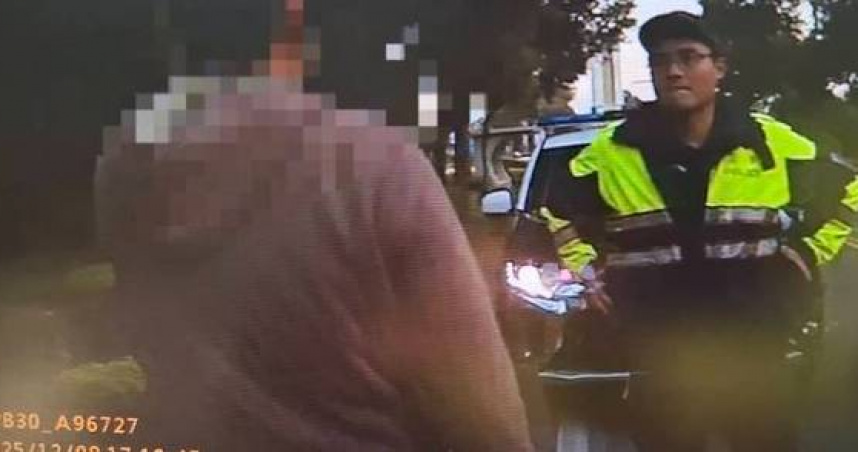 蛇行機車男子遇上警察包夾，一查身分竟是傷害通緝犯。（圖 ／翻攝畫面）