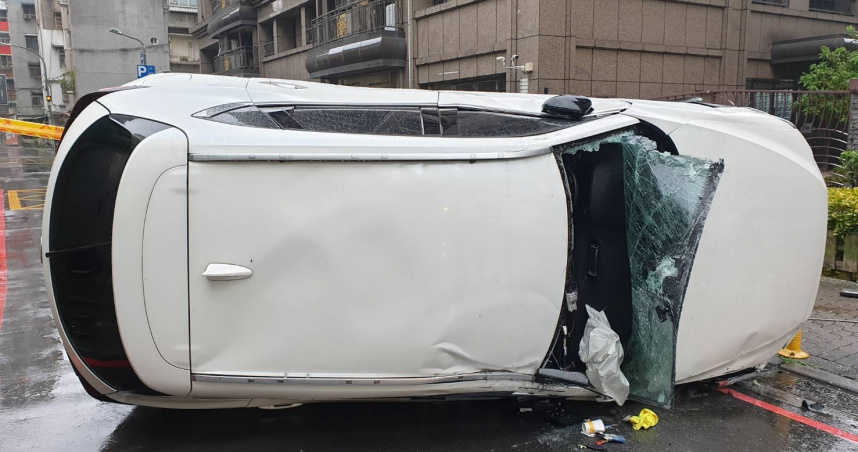 北市內湖轎車自撞柱子側翻　駕駛一度受困驚險被救出