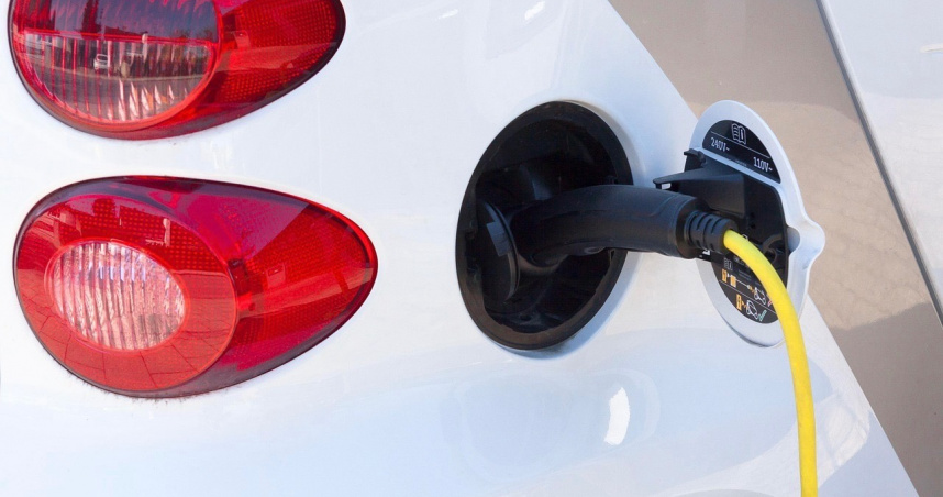 台灣中油自15日起汽、柴油價格各調降0.4元。（圖／pixabay）