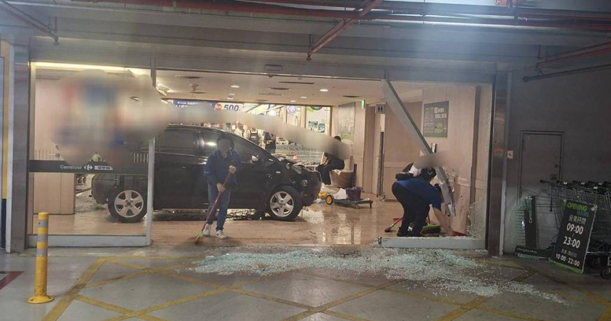 65歲婦人車輛暴衝八德置地廣場玻璃門瞬間粉碎。（圖 ／翻攝畫面）