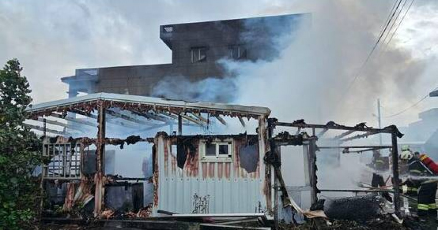 澎湖鐵皮屋油鍋失控44分鐘全燒剩骨架。（圖 ／翻攝畫面）