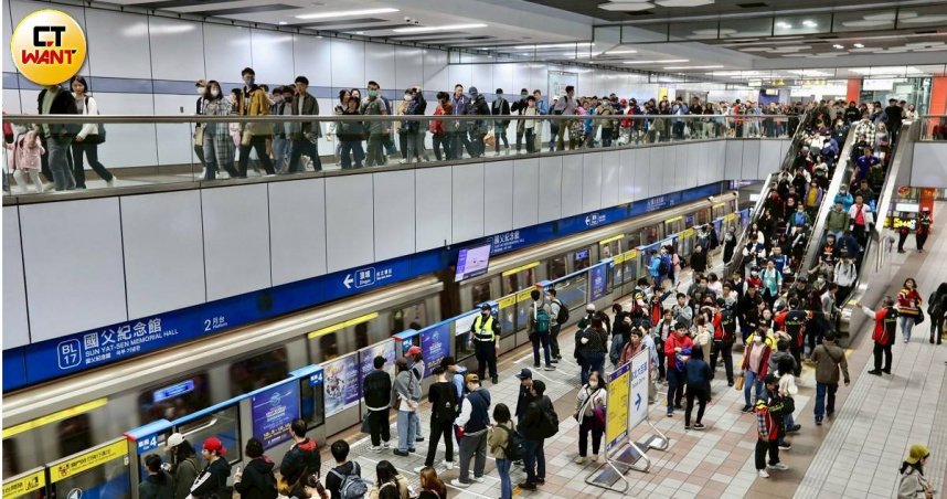 中央總預算卡關，TPASS通勤月票補助款恐難以下放，未來恐直接衝擊通勤族交通權益。（圖／CTWANT攝影組）