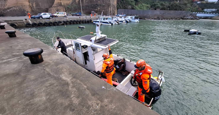 新北市瑞芳區洞頂路12日上午8時23分許驚傳有釣客墜海事故。（圖／翻攝畫面）