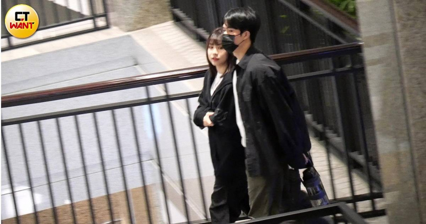 掰了邱思琹，郭方儒也不寂寞，本刊直擊他跟女星陳詩穎在台北市信義區百貨約會。（圖／本刊攝影組）