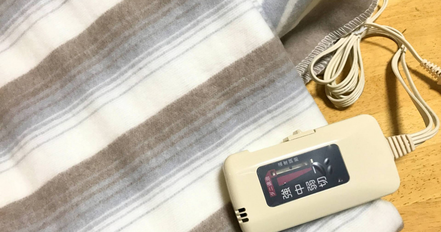 新北市環保局指出，電熱毯屬於「一般垃圾」，可直接放進專用垃圾袋交給垃圾車清運。（示意圖／photoAC）