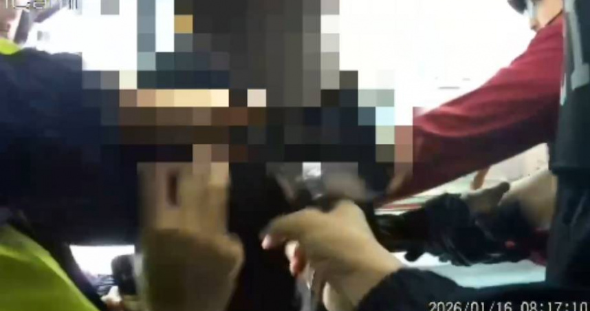 北投682路線公車一名女子疑似情緒不穩，於公車上持美工刀。（圖／翻攝畫面）