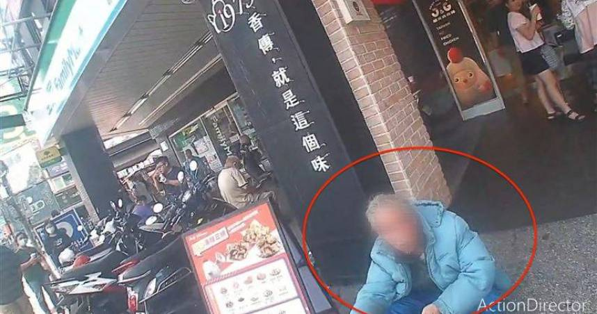 陳進財蹲在便利商店外打電話自首。（圖／翻攝畫面）