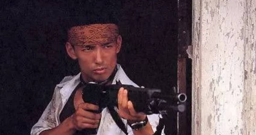 山本太郎是日本令和新選組黨魁，也是參議院議員，但今日他宣布因健康問題，辭去參議員職務。（圖／《大逃殺》劇照）