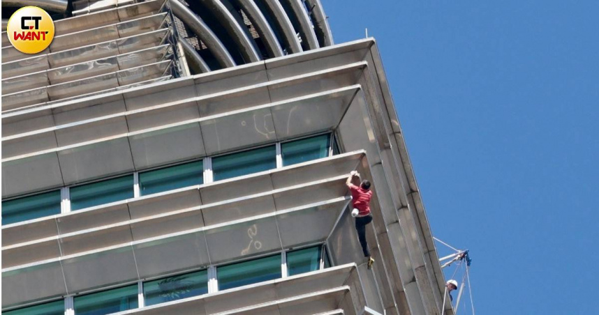 美國徒手獨攀好手艾力克斯霍諾德（Alex Honnold）25日耗時1小時31分完成登頂台北101，引起民眾「模仿效應」。（圖／黃耀徵攝）