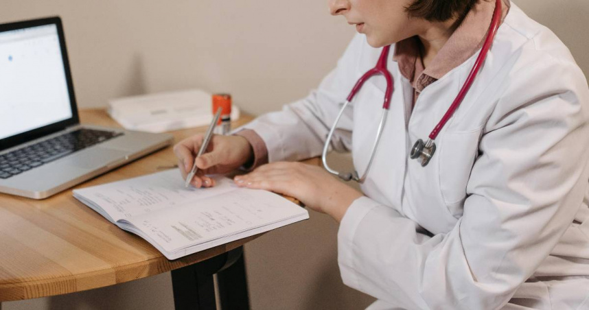 有網友質疑診所為何都只收現金不能行動支付。（示意圖／Pexels）