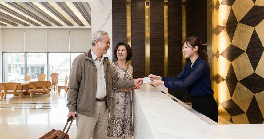 台東富野渡假酒店推出樂齡慢旅住房專案，60歲以上長者2599元輕鬆暢遊台東。（圖片／業者提供AI生成示意圖）