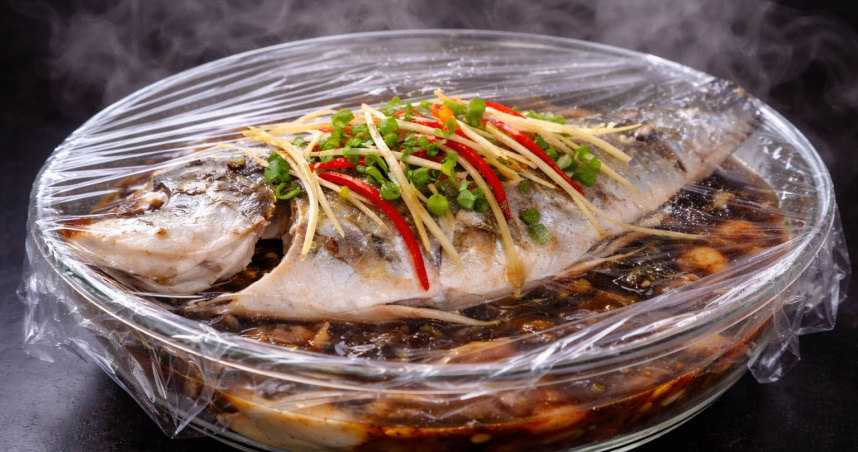 醫師建議保鮮膜最好不要跟著食物加熱，恐會溶出塑化劑。（圖／AI示意圖）