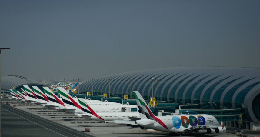 圖為阿聯酋杜拜國際機場關閉後，阿聯酋航空的飛機停放在該機場。（圖／達志／美聯社）