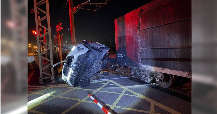 苗栗縣通霄區秋茂園平交道11日晚間7時許發生一起汽車闖越平交道，導致台鐵7501次列車當場撞上，肇事者竟是台鐵自己人。（圖／翻攝畫面）