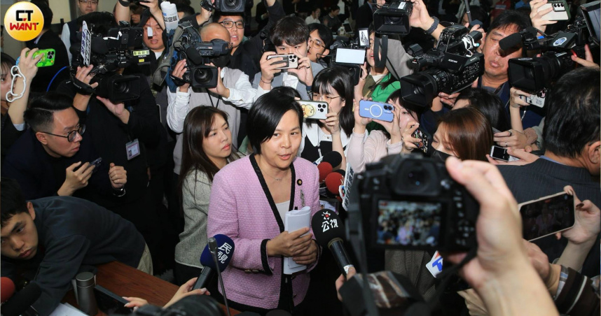 民眾黨立委李貞秀首度上台質詢，內政部長劉世芳拒絕上台，召委李柏毅則宣布官員不必接受李貞秀質詢。（圖／周志龍攝）