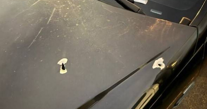 喪屍煙彈現身三重街頭，38歲男子狂飆撞警遭連開2槍。（翻攝照片）