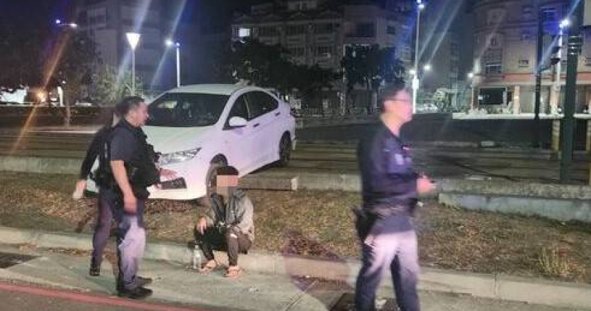 高雄男卡軌道狂嗆警辣椒水制伏全程失態曝光。（圖／翻攝畫面）