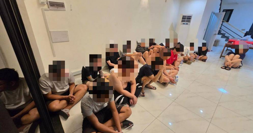 柬埔寨警方破獲一處電信詐騙據點，共逮捕27名外籍嫌疑人，其中包含23名台灣人。（圖／翻攝自柬中時報）