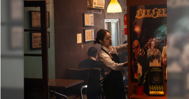 〈幸好〉MV以徐懷鈺的真實人生為靈感出發，描繪她年少時期四處打工、為生活奔波的過往。（圖／滾石提供）