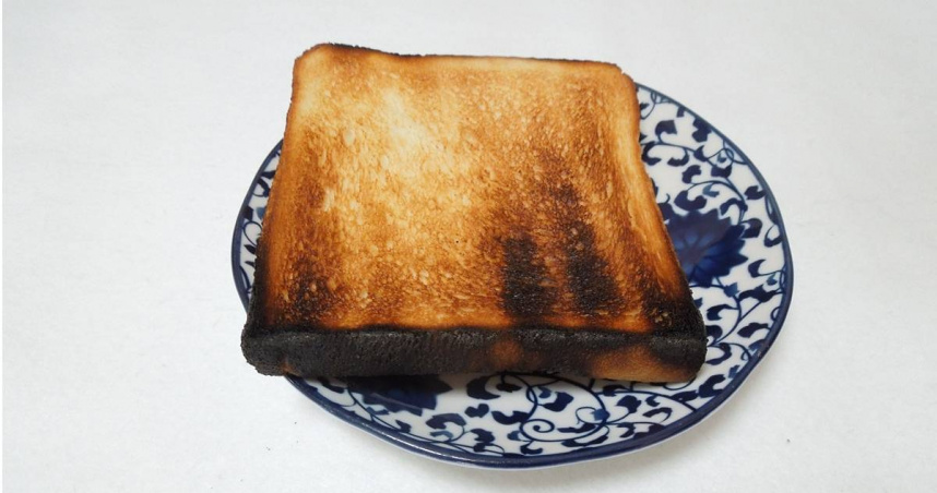 營養師蔡正亮指出，如果將吐司烤到微焦黑才吃，長期下來可能吃下大量「晚期糖化終產物」。（示意圖／photoAC）