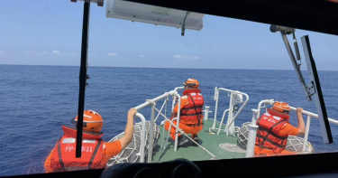 屏東恆春白沙灣海域傳出潛水客失蹤，海巡出動艦艇及空中偵察機展開海空搜救。（圖／翻攝畫面）