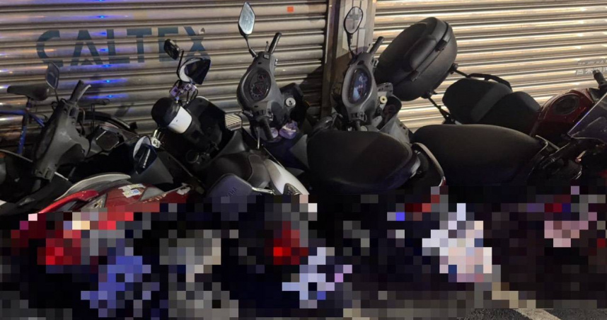 僅因心情不好！女子沿街推倒機車　警帶回送辦