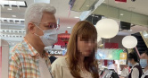 命理大師蔡上機被本刊讀者目擊，與一名長髮熟齡女性現身天母某百貨公司餐廳用餐。（圖／讀者提供）