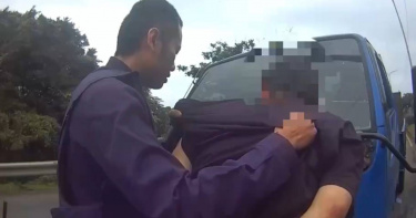 鄭姓男子毒駕還偷車上路，日前遭AI車載巡查系統發現，並被巡邏員警逮捕。（圖／翻攝畫面）
