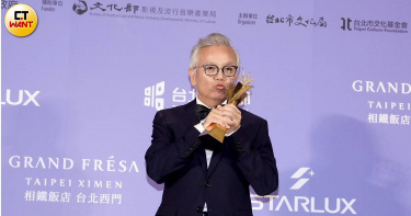 田啟文開心得獎，後台親吻獎座。（圖／本刊攝影組）
