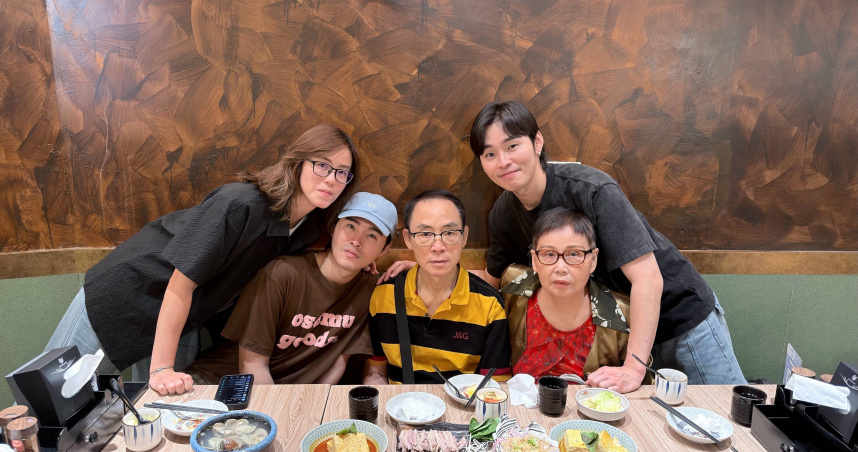 許家二姐（左起）、展榮、爸爸、展瑞跟媽媽去吃飯。（圖／星展娛樂提供）