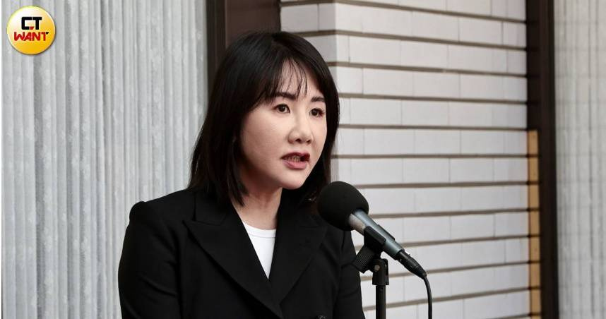 彰化縣議長謝典霖及父母謝新隆、鄭汝芬涉投票行賄等罪遭檢方聲押，姊姊、國民黨立委謝衣鳯今（17）日面對媒體詢問，僅低調回應「謝謝關心」。（圖／黃耀徵攝）