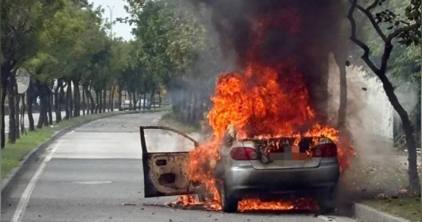 台中大里火燒車！駕駛座驚見一具焦屍　身分待查