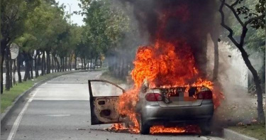 台中市大里區環河路一段20日中午驚傳汽車火警，消防人員趕抵撲滅火勢後，在駕駛座發現一具焦屍，起火原因及死者身分仍待警消調查釐清。