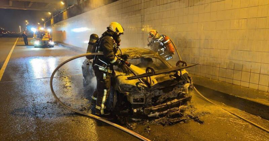 台74線地下道驚見火球！保時捷行駛中突竄火　車主、乘客急逃生