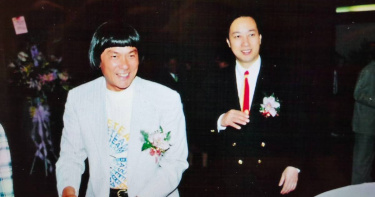 姜厚任分享與已故「秀場天王」豬哥亮過去的往事，透露曾親眼看到對方車內放著400萬元現金準備簽大家樂。（圖／翻攝自姜厚任臉書）