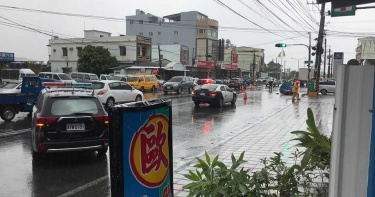 屏東貨櫃車大雨中轉彎 騎士攔腰撞上下身分離慘死