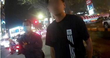 張姓馬伕（右）送小姐到汽車旅館被打槍。（圖／中國時報記者林瑞益翻攝）