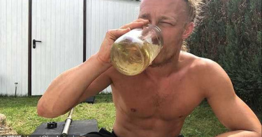 26歲男每天喝尿、抹尿 3年養出結實腹肌!大讚:能量飲料