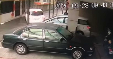 倒車二連撞!天兵駕駛撞車後竟烙跑 網狂問:駕駛雞腿換?