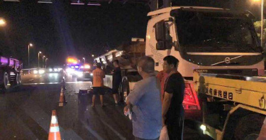 砂石車國道爆胎未放置標示 法官助理追撞斷魂