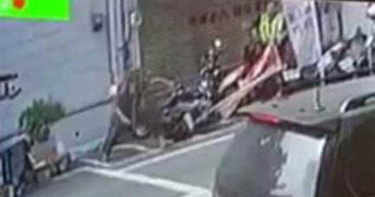 不滿遭到檢舉違規擺攤 賣菜男持鐮刀追砍員警