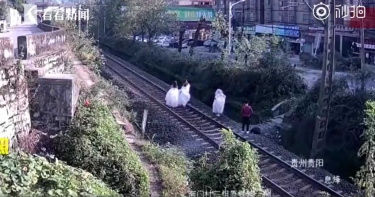 為拍美照不要命!坐在鐵軌拍婚紗 網酸:想搞冥婚嗎?
