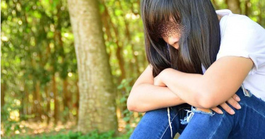 女兒不聽話要管教!渣父「未婚夫前扒光衣」侵犯羞辱 她崩潰輕生