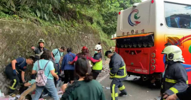 遊覽車撞山壁6死!駕駛滿臉血自責淚崩…女里長下跪死者家屬道歉