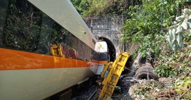 太魯閣號出軌!死傷慘重 出事原因曝光「工程車掉下來被撞到」